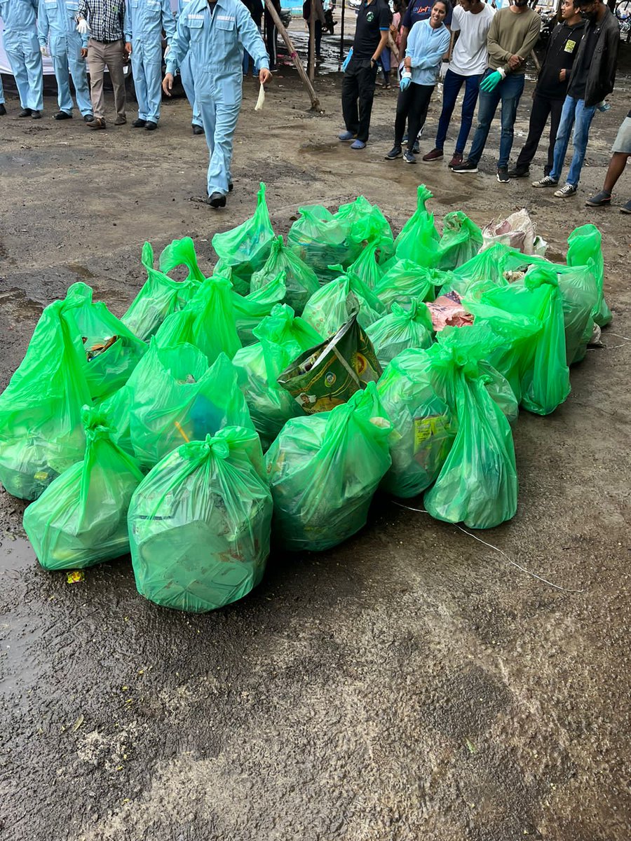 A continuing river cleanup, a powerful step towards conserving biodiversity and combating climate change. Thanks to all the volunteers who join us very weekend 💚 Join us @puneploggers #pune #environnement #saveearth #saveriver #Climatechange #GoGreen #noplastic #sunday #rivers