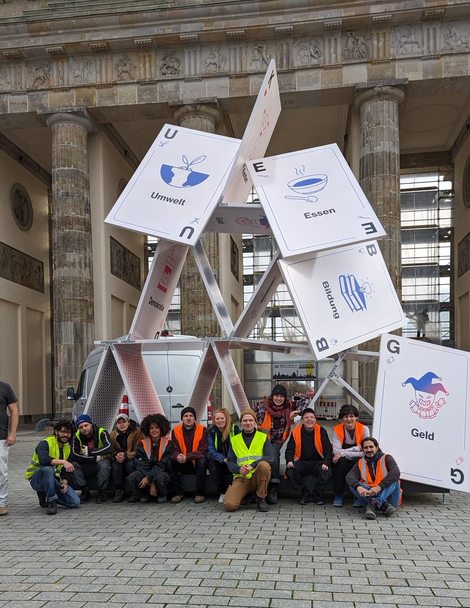 venro_eV's tweet photo. 1,6 Mrd. weniger für #HumanitäreHilfe &amp; #Entwicklungszusammenarbeit. Zusammen mit 27 weiteren Organisationen sagen wir: NEIN. Symbolisch haben wir heute ein Kartenhaus zum Einsturz gebracht, weil hier ein fragiles solidarisches System gefährdet ist. #luftnachoben #Haushalt2024 https://t.co/VelkTqgvDI