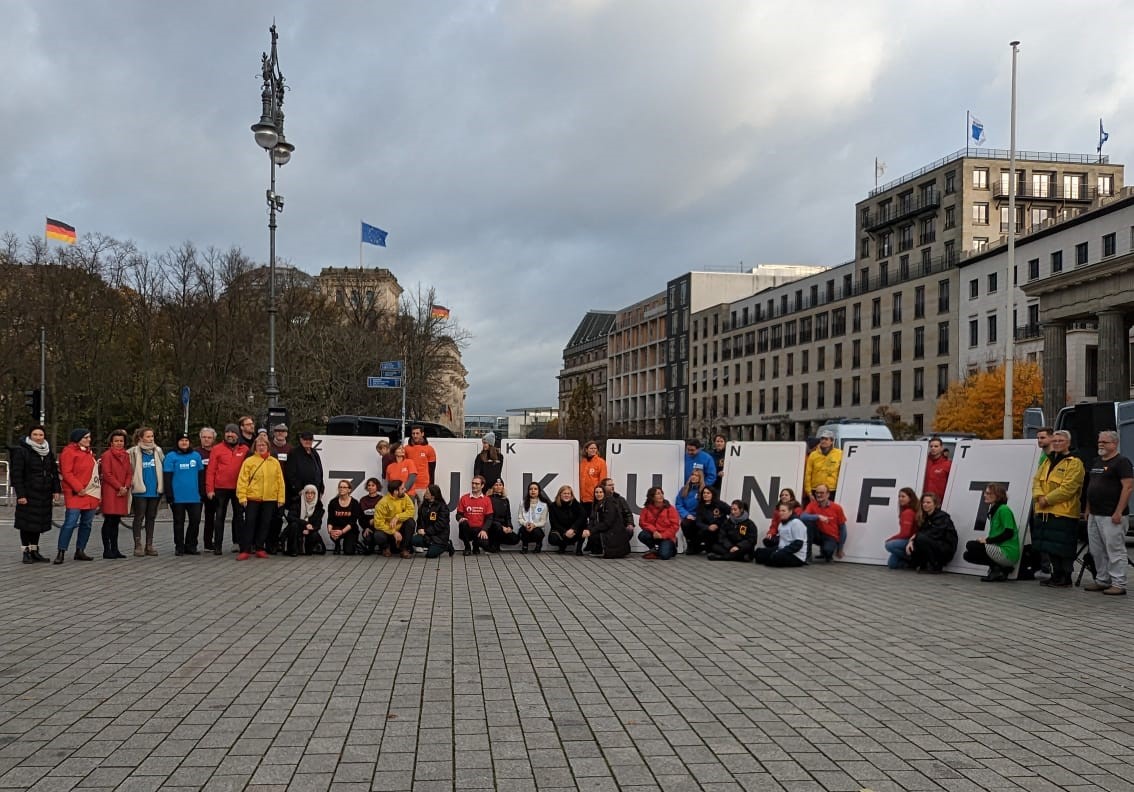 venro_eV's tweet photo. 1,6 Mrd. weniger für #HumanitäreHilfe &amp; #Entwicklungszusammenarbeit. Zusammen mit 27 weiteren Organisationen sagen wir: NEIN. Symbolisch haben wir heute ein Kartenhaus zum Einsturz gebracht, weil hier ein fragiles solidarisches System gefährdet ist. #luftnachoben #Haushalt2024 https://t.co/VelkTqgvDI