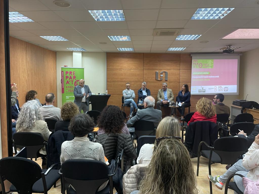ajigualada's tweet photo. ▶️Avui, juntament amb la @UEAnoia hem donat el tret de sortida a la 12a edició "Igualada Prepara't"
Tallers, conferències i sessions formatives, per a totes aquelles persones que cerquen feina, volen emprendre o reorientar la seva carrera professional.

ℹ️ https://t.co/zlsnbeZnkL https://t.co/SfAK7LvAKR