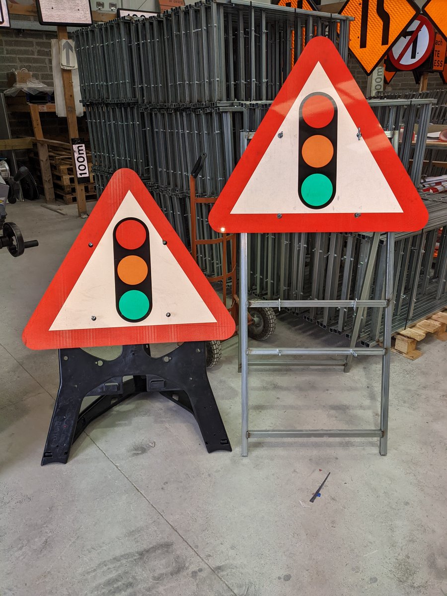 ErncoGroup's tweet photo. Big brother, little brother! Our Quick-Fit sign frame options include plastic frames for compact storage and ease of handling, or our 600x1300mm steel frames from pre-galvanised box iron where extra ground clearance is desired. Antiluce toggles at 300x300 centres. https://t.co/wStrDmvKHh