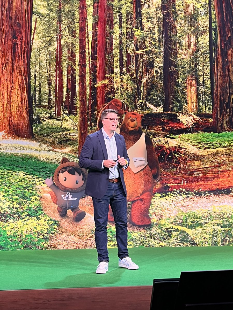 CatherineAdenle's tweet image. 👍🏾👏🏽😅Made it on time to #salesforceinnovation week. This is the place to be as a #Tech Tr-AI-lblazer. On the main stage now is Paul O’Sullivan on how to solve the toughest IT challenges with #AI, #data, and #CRM