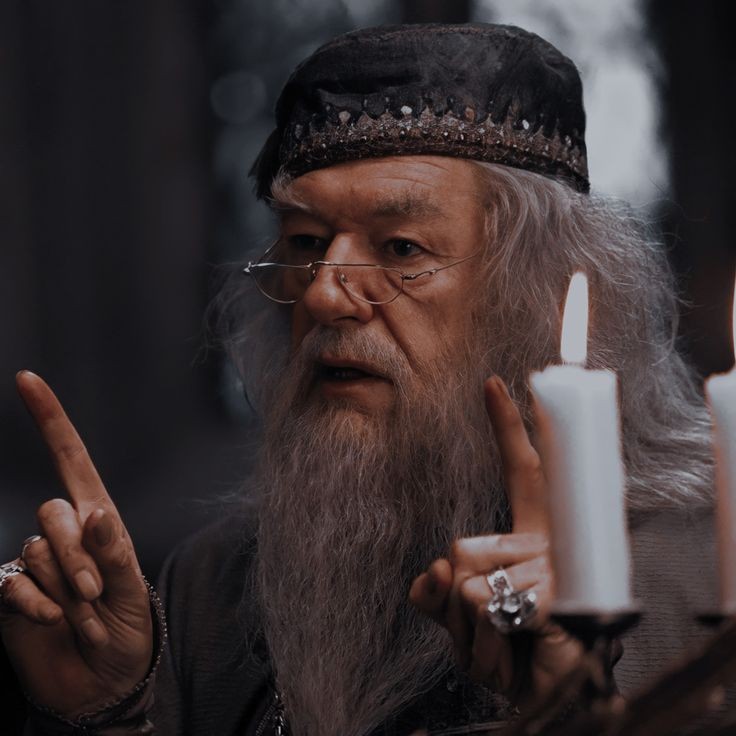 Bu dünyada asıl sihirli olan şey kelimelerdir. Kelimeler, insanı yaralayabilir de iyileştirebilir de.

— Harry Potter/Dumbledore
