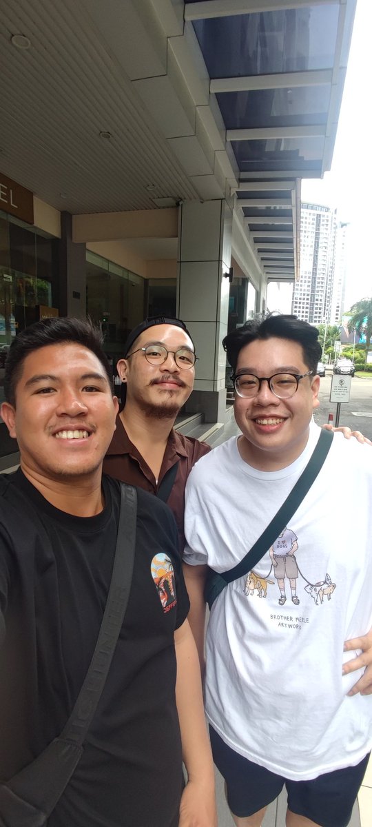 SeanChiia's tweet photo. least awkward Asian guys taking photos https://t.co/uXQn0P4jCv