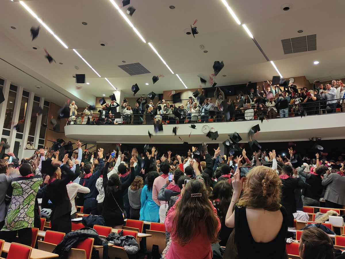 Remise des diplômes Masters 2 des Sciences. Pour les étudiants de l’École de l’OPGC, c'est leur parrain, Patrick Bachèlery, qui a eu l’honneur de remettre les écharpes à chacun d’entre eux.🎓🧑‍🎓
<a href="/UCAuvergne/">UCA</a> #institutsciences_uca <a href="/UCA_Recherche/">UCA Recherche</a>