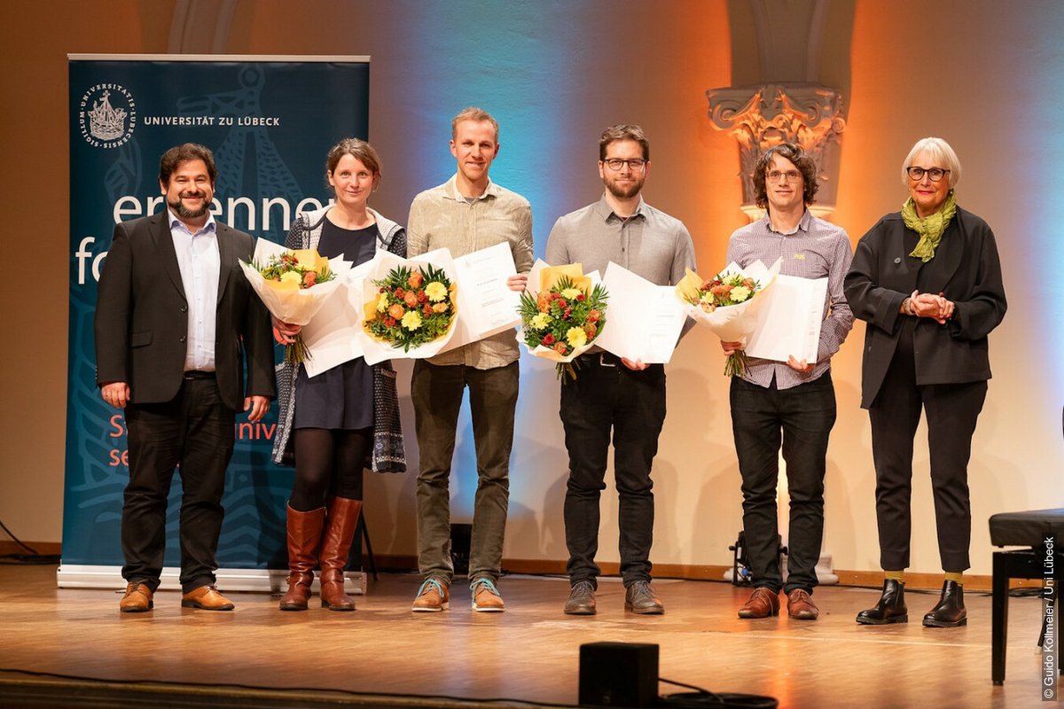 FraunhoferMEVIS's tweet photo. #OpenScience-Preis der @UniLübeck für @AlessaHering für die Mitorganisation der #Learn2Reg-Challenge: https://t.co/o4jMp50b53 https://t.co/2ZPcPJGXrv