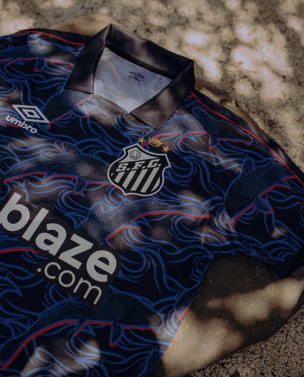 __MaxMaillots's tweet image. ⏳ TAS en 48h seulement !

🥶 Concours flash pour gagner le maillot maillot third de 🇧🇷 Santos, inspiré de l'histoire du club avec le Japon !🇯🇵🐟

1⃣ RT/Like ce tweet !
2⃣ Follow @__MaxMaillots et @momutoteams_fr pour participer ! 👕