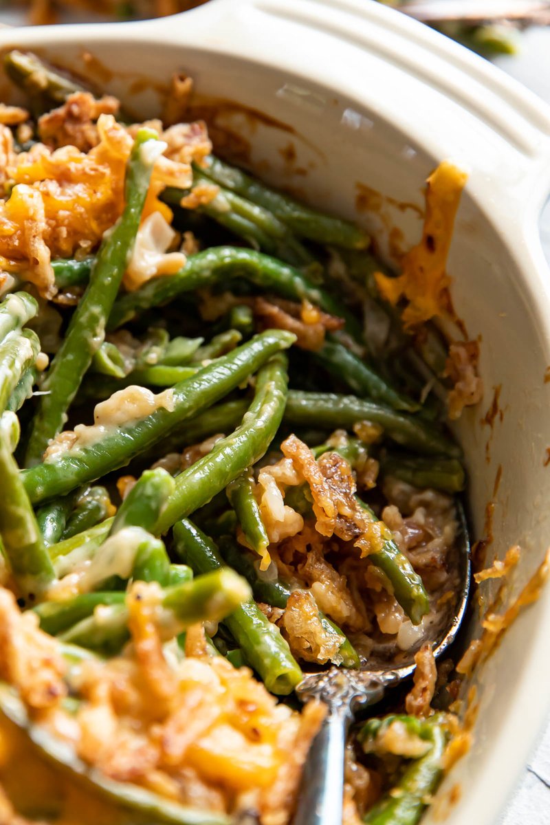 This easy green bean casserole is a must make for Thanksgiving. It's creamy, cheesy and topped with crispy fried onion rings. It's a classic side dish that can be made with either fresh or frozen green beans.

RECIPE: moderncrumb.com/green-bean-cas…