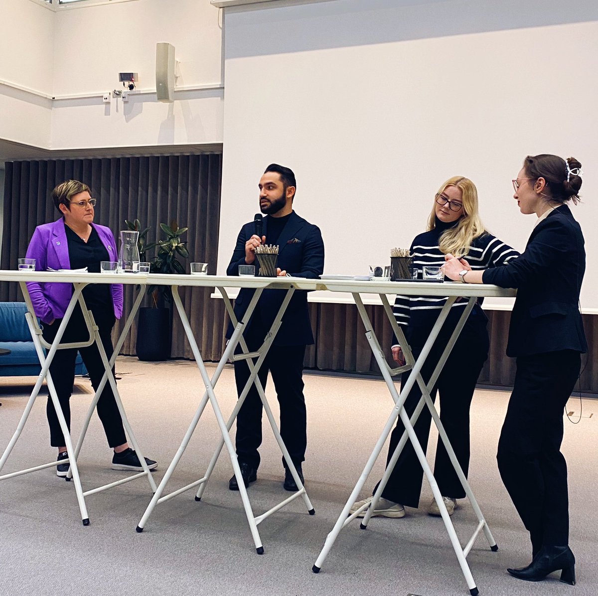 Embla Persson (@emblapersson_) on Twitter photo Titta vilket stjärnspäckat gäng vi fick med oss på våra rapportsläpp på Sverige-turnén! 👏🏻 <a href="/SveElevkarer/">Sveriges Elevkårer</a> Titta vilket stjärnspäckat gäng vi fick med oss på våra rapportsläpp på Sverige-turnén! 👏🏻 <a href="/SveElevkarer/">Sveriges Elevkårer</a>