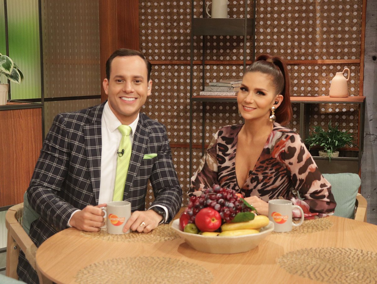 venevision's tweet photo. ¡Ya comimos, aprendimos de los expertos en la salud y hablamos de un polémico tema en #AmorExpress ❤️! ¿Pero sabes qué? #PortadasAlDía aún no termina y ahora es que queda contenido del bueno 🤩 Mantente en sintonía de la señal de #Venevision o conéctate a https://t.co/Ef58aAuzwK 📲