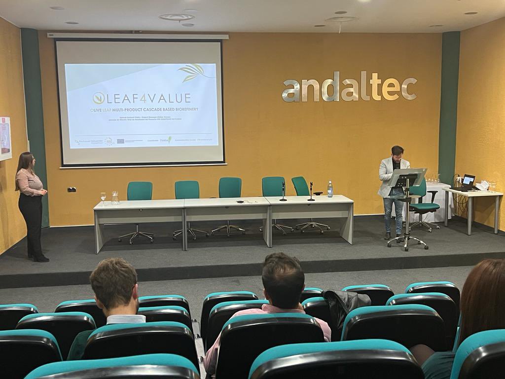 🔴 DIRECTO #workshop #LIFEComp0live 
👇
bit.ly/3FZMJSI

👩‍🔬Salomé Robbert de <a href="/NatacScienc2Mkt/">Natac</a> ha abordado la industria de extractos botánicos mediante un modelo innovador de producción inteligente, dinámico y sostenible