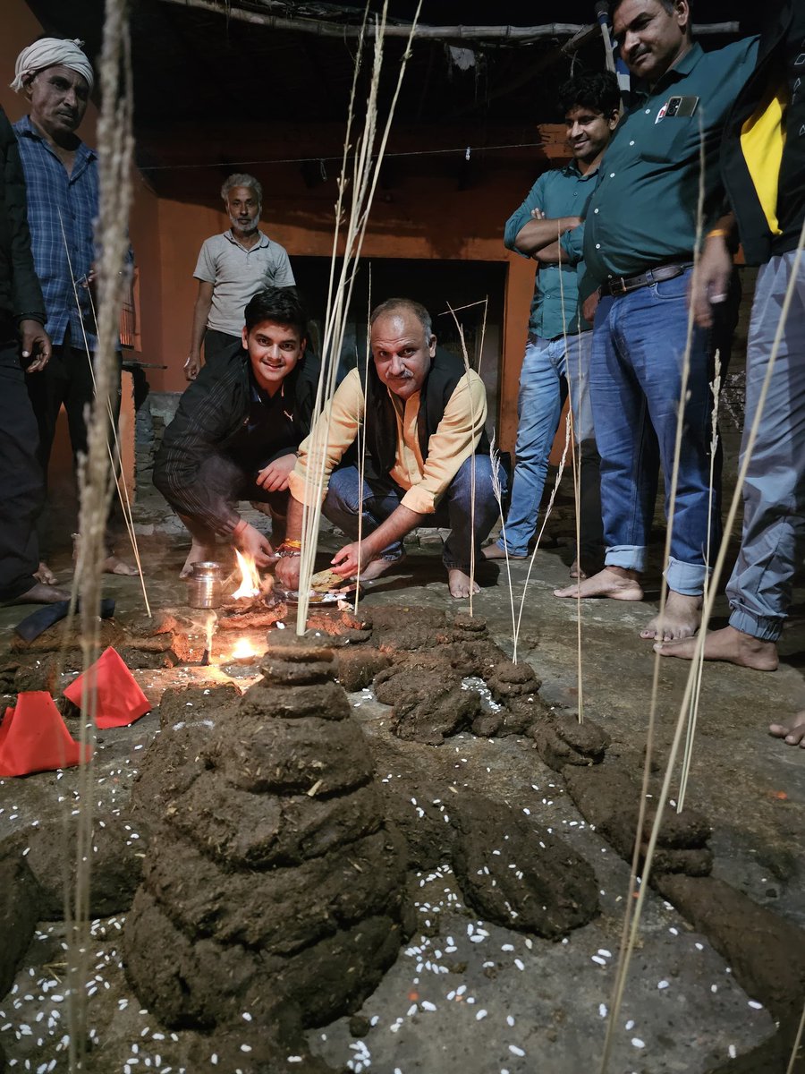 rajeshkumarraw3's tweet image. आज अपने पैतृक गांव अंडला मै गोवर्धन महाराज की पूजा अपने परिवार सहित की