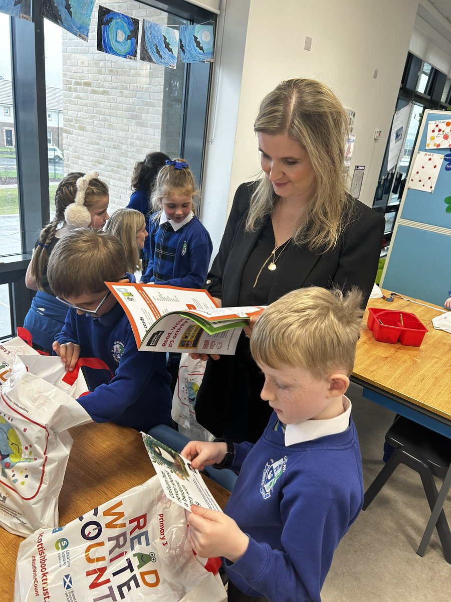 DargavelPrimary's tweet image. Primary 3 received their #ReadWriteCount bags today! We welcomed families into our classrooms to experience these bags together before we got to take them home 😊 #BookWeekScotland