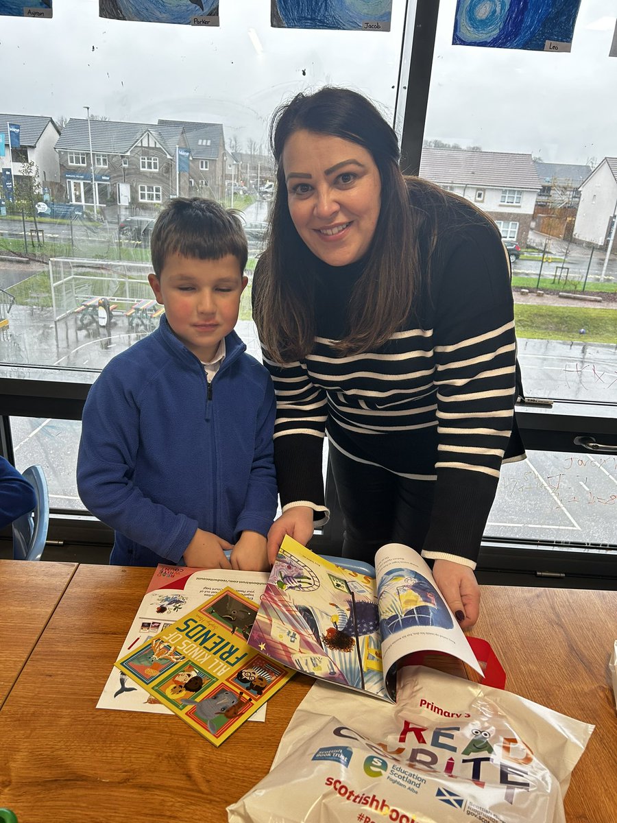 DargavelPrimary's tweet image. Primary 3 received their #ReadWriteCount bags today! We welcomed families into our classrooms to experience these bags together before we got to take them home 😊 #BookWeekScotland