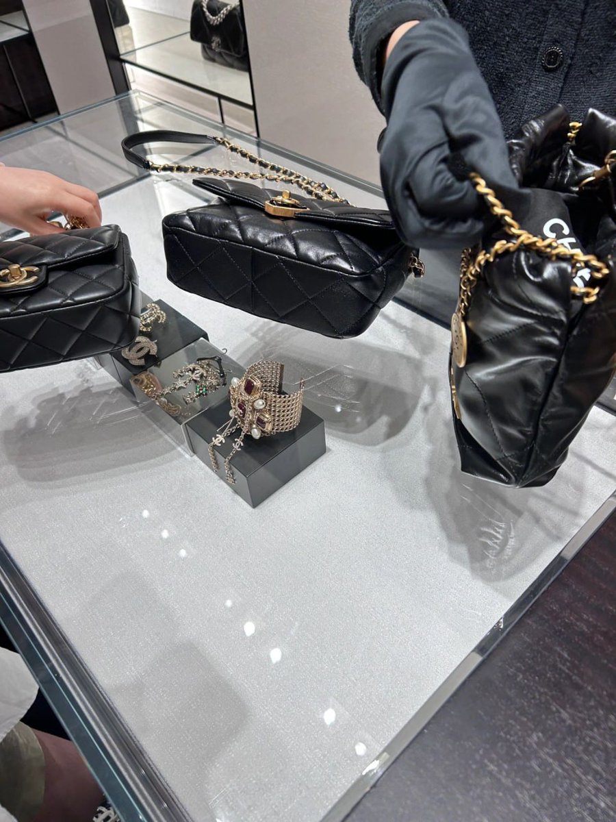 Louis Vuitton (LV) store in London going bag shopping  its giving rich classy girl future vibes.👛🧡