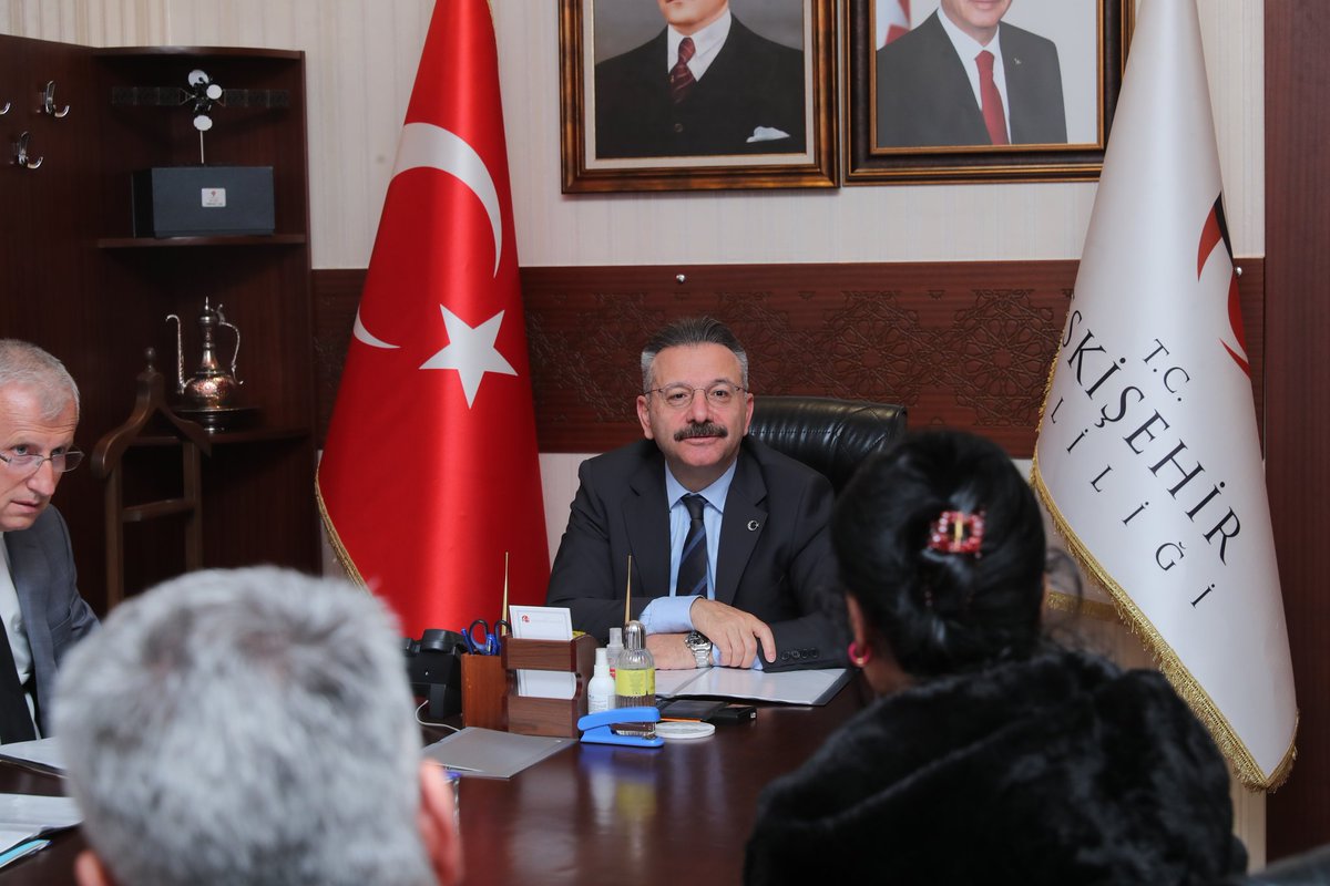 Valimiz Sayın Hüseyin Aksoy, vatandaşların istek, şikayet ve önerilerini dile getirebilmelerini sağlamak amacıyla "Halk Günü Toplantısı" düzenledi.
Sayın Valimiz, vatandaşların sorun ve taleplerini dinleyerek, gerekli çalışmaların yapılması için ilgili kurumlara talimat verdi.