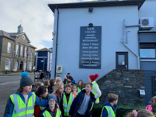 Ysgol_Aberaeron's tweet image. Blwyddyn 5 a 6 yn mynd am dro o gwmpas Aberaeron yn edrych ar diffibrilwyr fel rhan o waith y dosbarth ar y galon. / Year 5 &amp;amp; 6 walking around Aberaeron looking at the defibrillators as part of their work on the heart. #calon #defibrillators