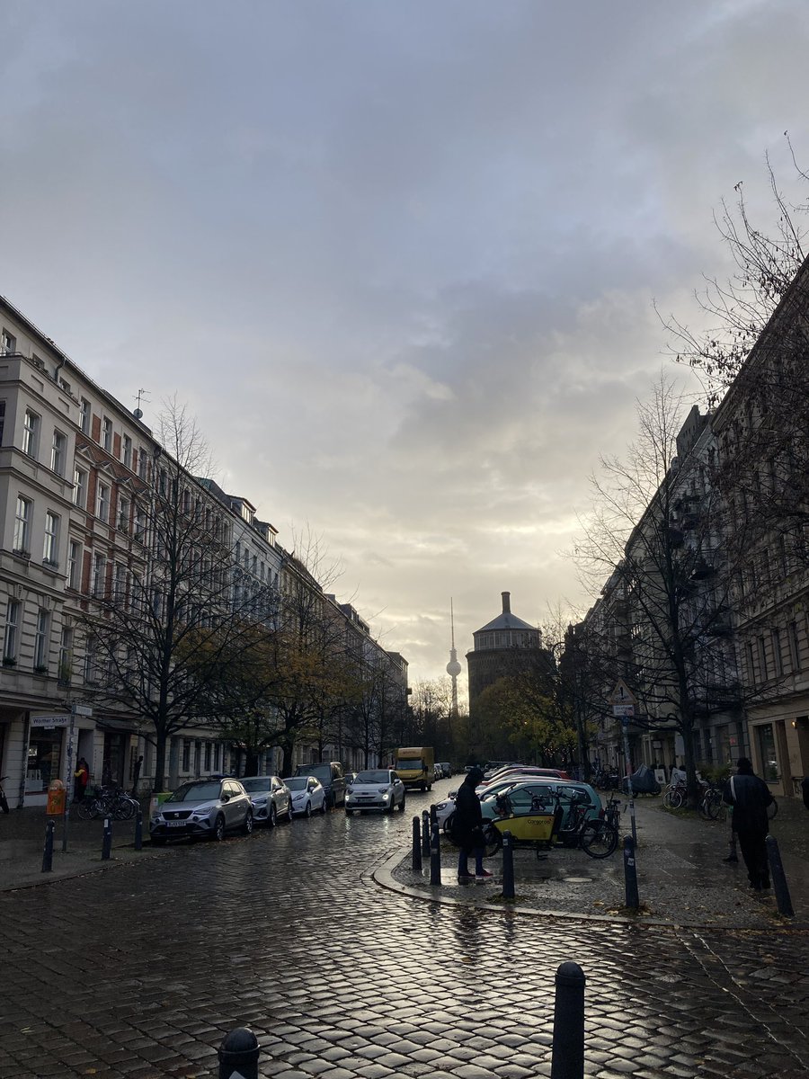 Grüße aus Berlin. ✌️ Bin mal wieder da, für Kolloquium, Workshop, Exkursion und natürlich die Buchvorstellung (Do., 18 Uhr) von „DDR im Plural“. Dazu ganz viel Austausch mit meinen lieben KollegInnen. Merci an unsere <a href="/BAufarbeitung/">Bundesstiftung Aufarbeitung</a> für das tolle Programm.
