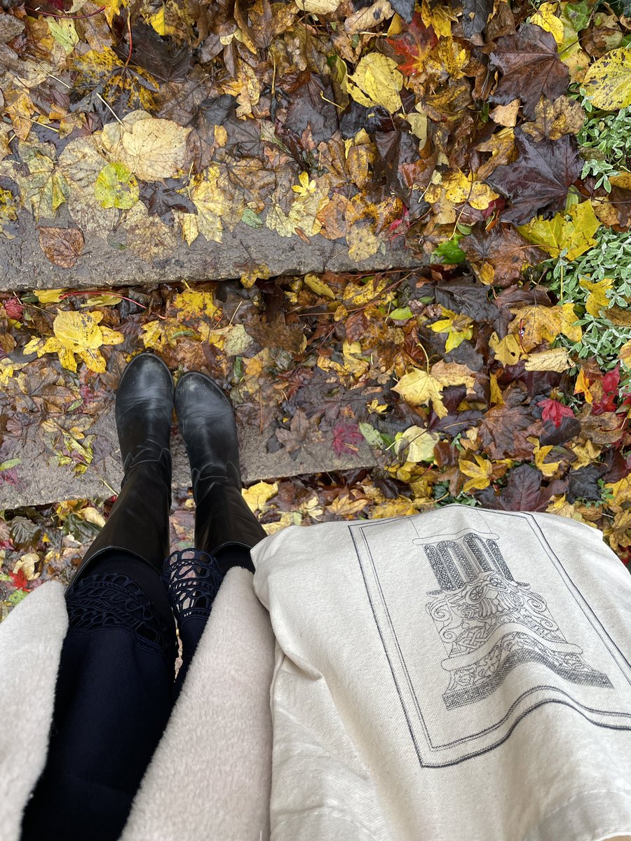 JClassicist's tweet image. Autumn walk with my @ND_Arch Stoa bag. 🍁 #classicism
