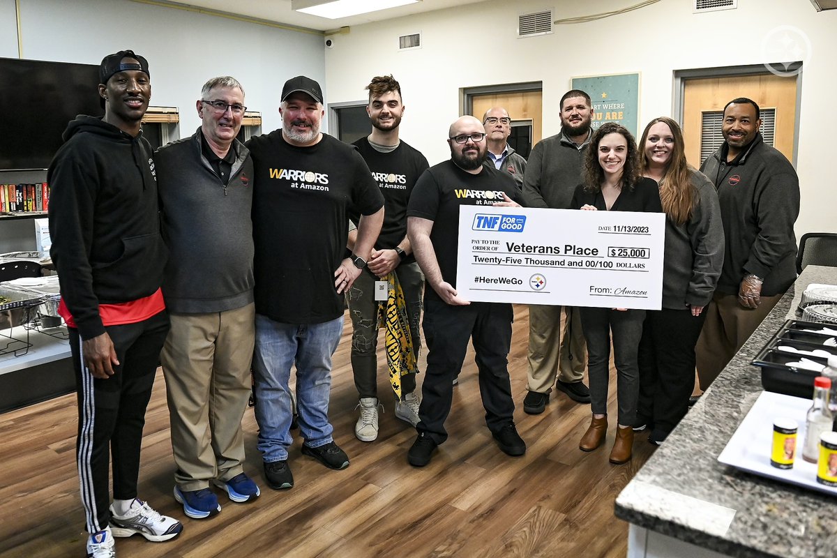SteelersCR's tweet photo. On Monday, Levi Wallace held a Thanksgiving dinner distribution for veterans who are served by @VeteransPgh.
Levi and @NFLonPrime representatives presented a donation of $25,000 to Veterans Place from Amazon as part of their #TNFforGood initiative. https://t.co/YFKlC2ZYqP