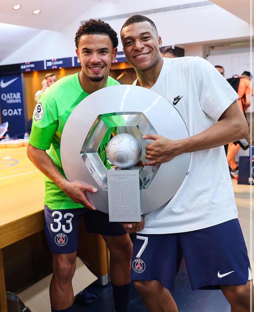 adin_psg93's tweet photo. Warren Zaire Emery (17 ans) a plus de titres que Dimitri Payet (36 ans) https://t.co/IyIAnI8RyD