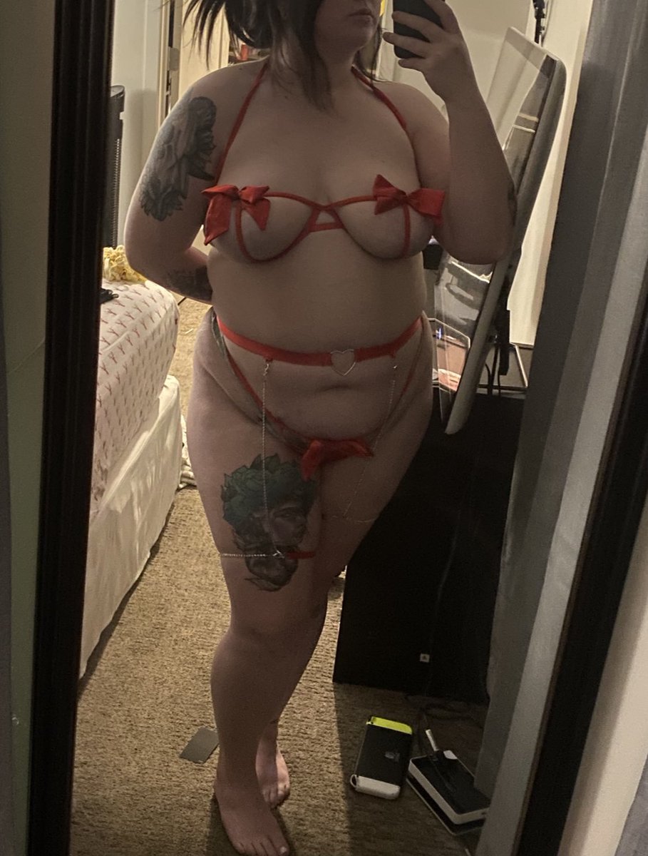FattyNatty24's tweet photo. I’m under your tree on Christmas, what’re you doing with me? #Chubby #bellies #of #thick #creampieme https://t.co/wIoOp6yzxS