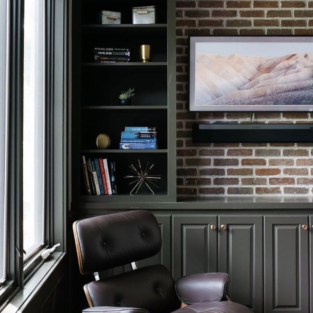 Looking for a DIY project to update a space? This office is full of character with its thin brick accent wall, giving it a cozy, industrial vibe. 

Peppermill Thin Brick // @generalshale

#HamiltonParker