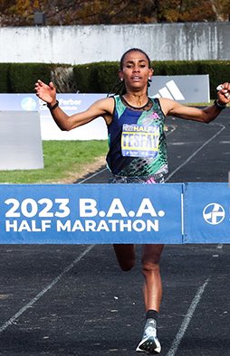 Boston26_2_Pro's tweet image. Abel Kipchumba 1:01:32 and Fotyen Tesfay 1:08:46 are your @baa Half Marathon open champions!