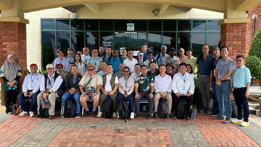 CenipalmaOrg's tweet photo. Durante el #PIPOC celebrado en Kuala Lumpur, Malasia, Cenipalma se destacó en sus presentaciones y múltiples pósteres, logrando el primer lugar para el póster de economía dirigido por Mauricio Mosquera, Coordinador de la Unidad de Validación.
#Orgullopalmero https://t.co/qX0VqqunD8
