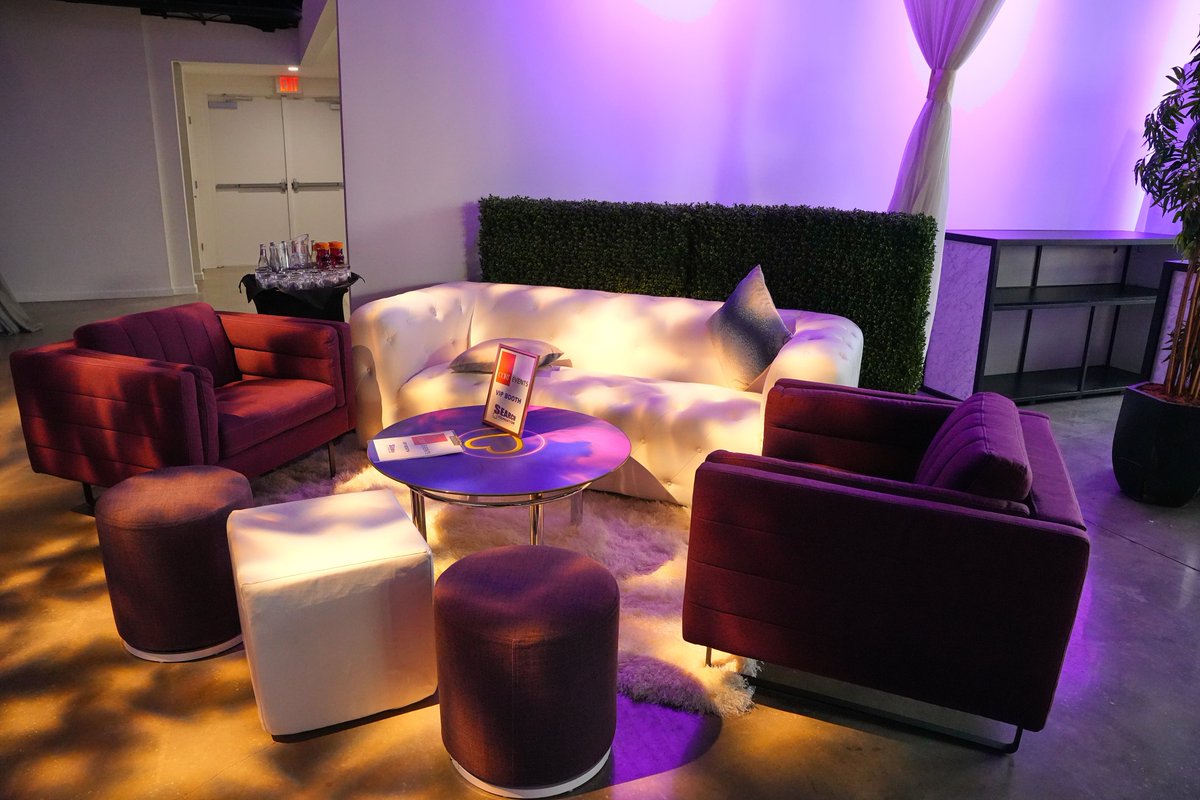 Elevate your celebrations by creating the perfect holiday atmosphere. Our Constellation Sofa, paired with cool uplighting, is the ideal choice for a #festive lounge. Feel bold with pops of color or keep it crisp in all-white—this seating brings your vision to life. ❄️