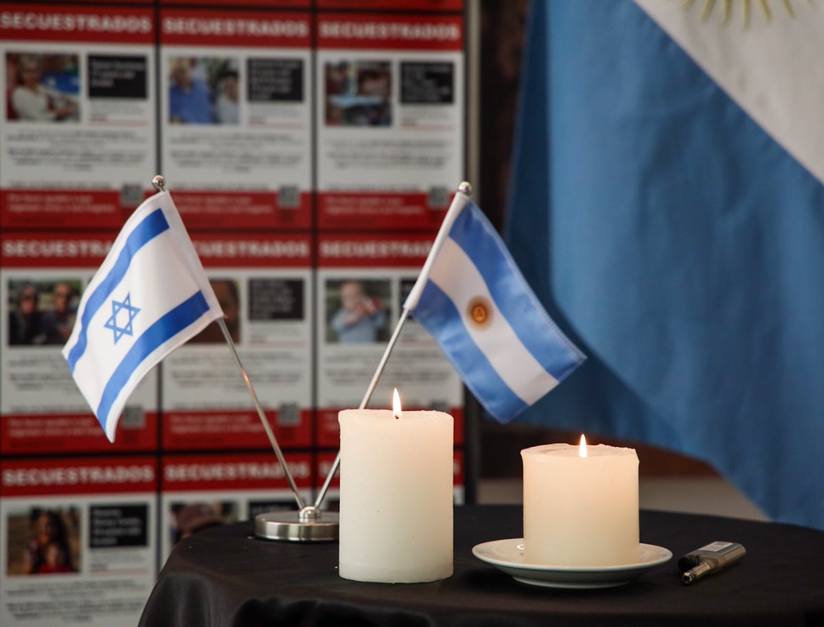 jorgemacri's tweet photo. Junto a @AmbEyalSela, embajador de Israel en Argentina, encendimos una vela en conmemoración de los fallecidos y pedimos por la liberación de los rehenes que esta guerra tiene en medio.
#Liberenlos #Bringthemhomenow https://t.co/i5Gyc0aphv