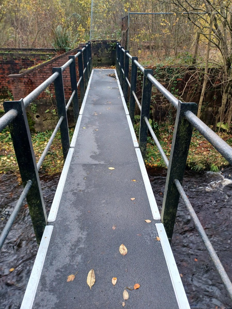 What a lovely job @KirkleesCouncil have made repairing the footbridge at Water Street Holmbridge. Thanks to all those involved :-)