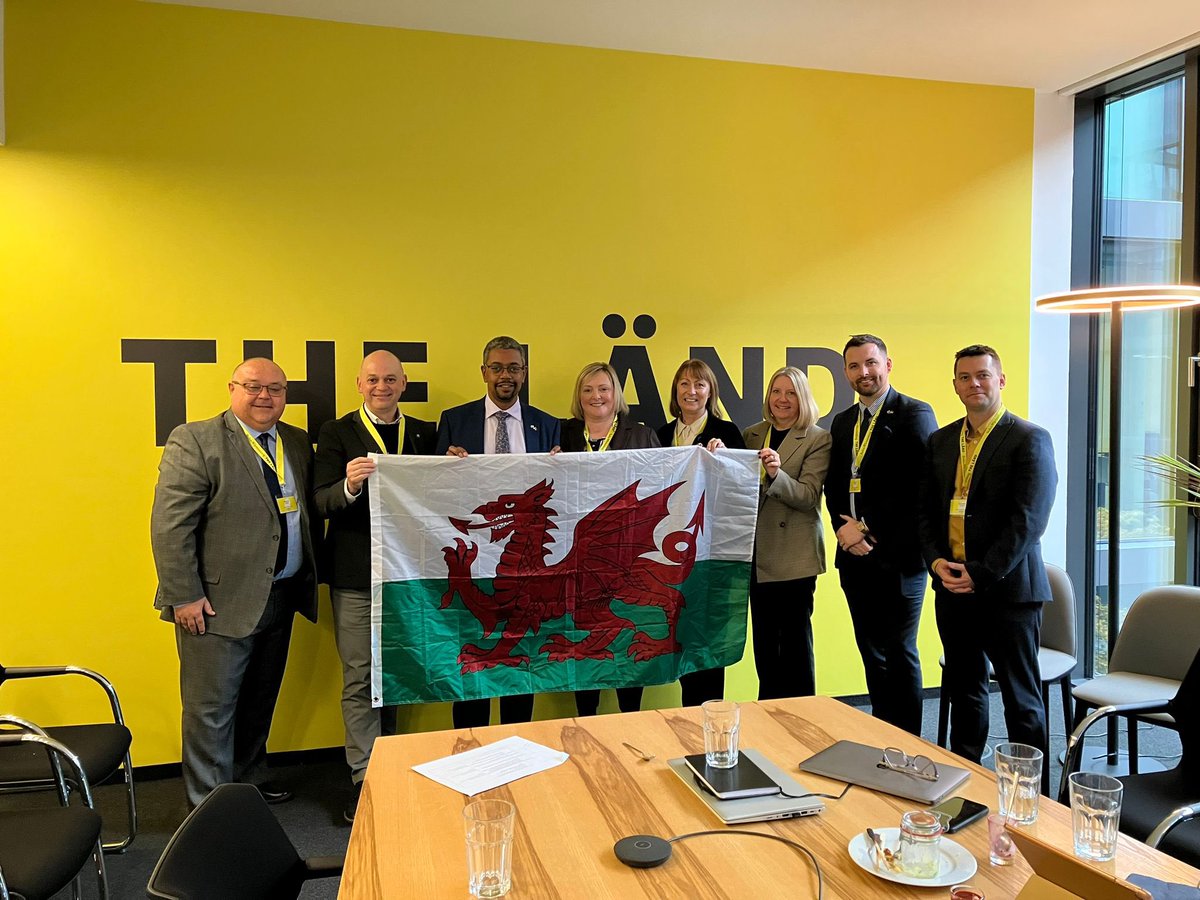 Pleasure to be in attendance in Stuttgart, Baden-Württemberg part of the Global Wales delegation along fellow colleagues from the further and higher education throughout Wales. 

Privilege to be with our Minister for the Economy of Wales, Vaughan Gething.