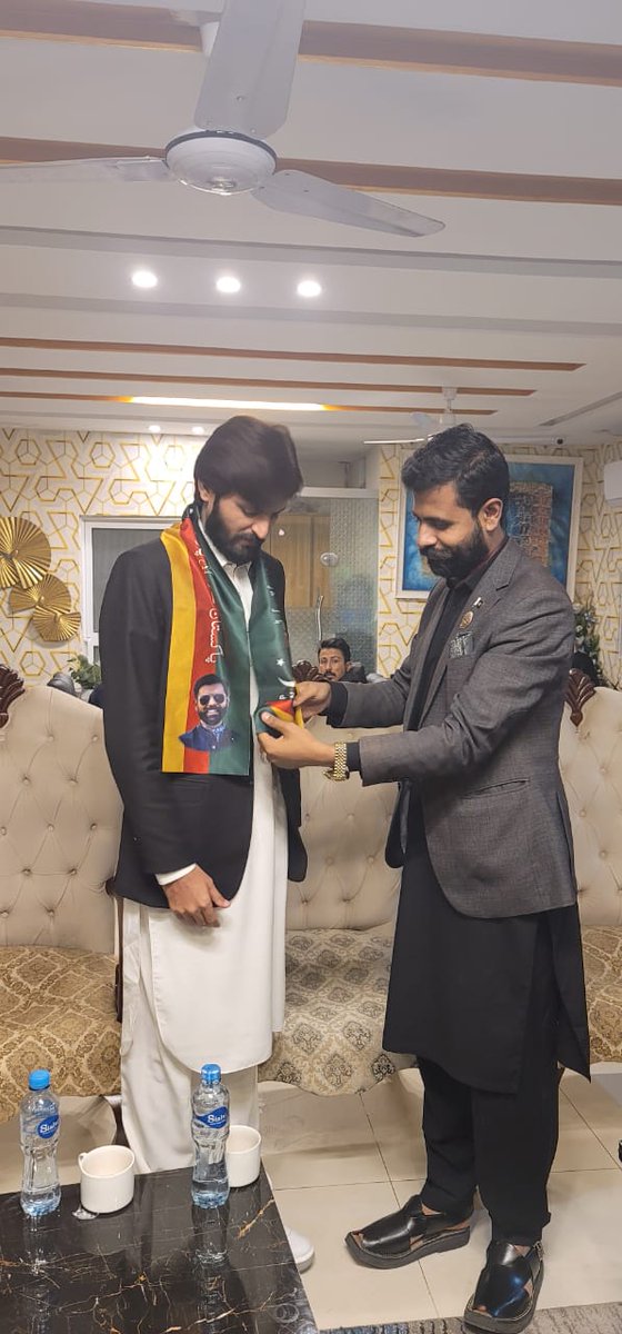 ShaheerSialvi's tweet photo. لیاقت باغ جلسے نے انقلابی تبدیلی دکھانا شروع کر دی۔ 
ملک کے طول و عرض سے ممتاز سیاسی و سماجی شخصیات نے پاکستان نظریاتی پارٹی میں شمولیت اختیار کرنا شروع کردی۔ 
1. مقصود شوکت صاحب (بہاولنگر)
2. محمد سرفراز (بہاولپور)
3. محمد مقصود (فورٹ عباس)
4. عمران وڑائچ (خانیوال) https://t.co/t8lfFyy6c0