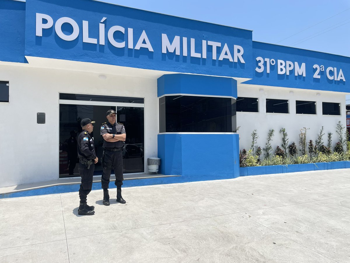 PMERJ's tweet photo. O Secretário de Estado da #PMERJ, Cel Luís Henrique Pires, no final desta manhã, visitou a 2º Companhia do #31BPM no #Recreio do Bandeirantes, a Senhora Simone , presidente da Associação de Moradores do Bairro, esteve presente. https://t.co/FBw91ONUUj