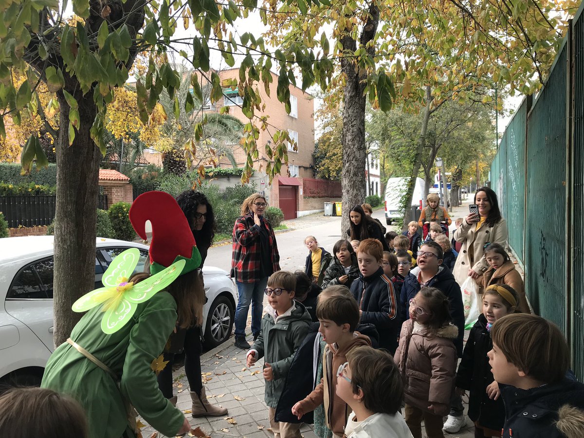 🫐🍄🍁 Otoño llegó y su duende nos visitó 🧚🏽‍♂️

Hoy el Primer Ciclo ha celebrado la Fiesta del Otoño 

Hemos recibido la visita del duende, recogido hojas secas, descubierto setas por el camino, realizado una manualidad y escuchado el cuento de “La castañera” 😊