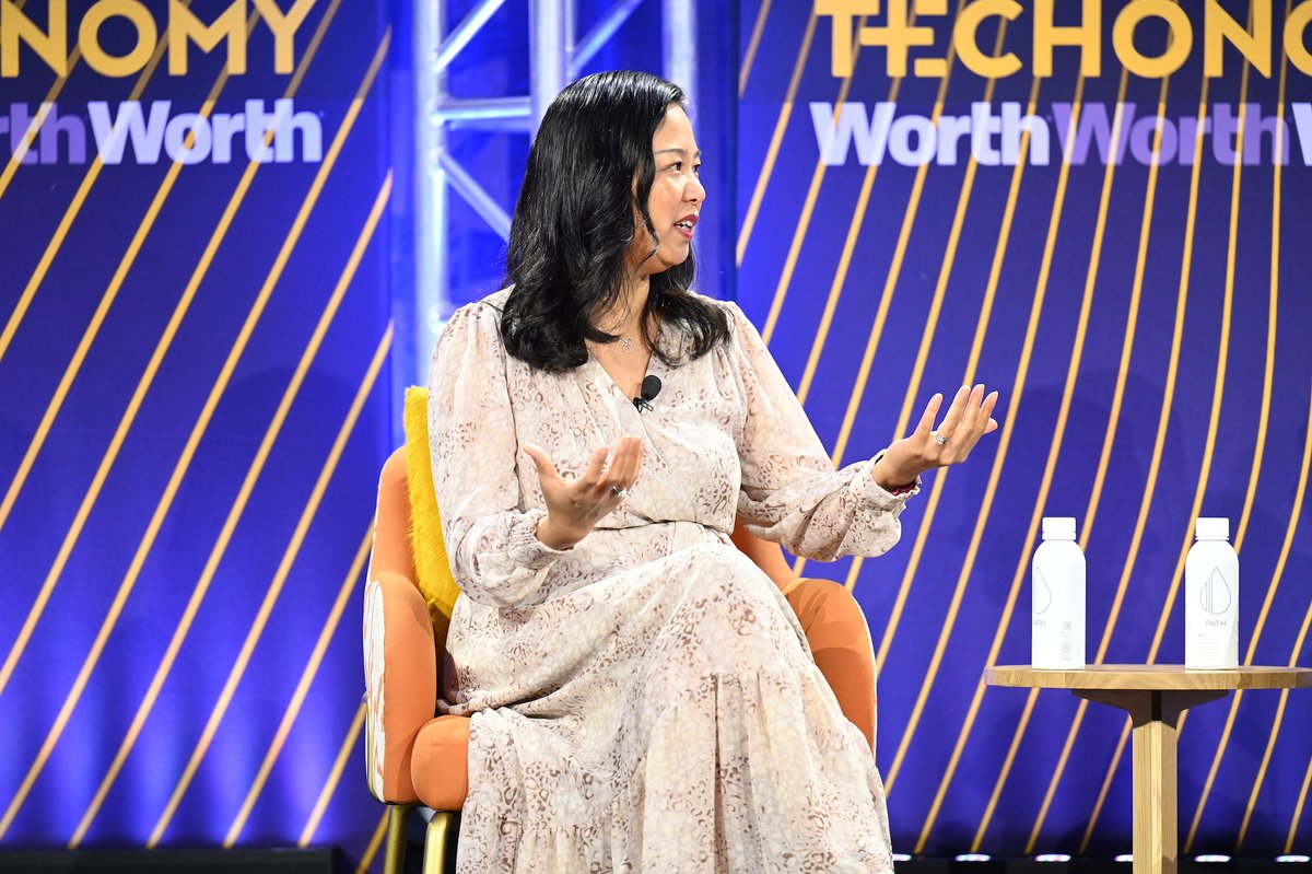 techonomy's tweet image. Rebecca Yeung, Corporate Vice President Operations Science and Advanced Technology at @FedEx, talks FedEx&apos;s new AI-powered software for parcel handling and robotic solutions to package processing with Worth Media Group&apos;s Dan Costa at #Techonomy23