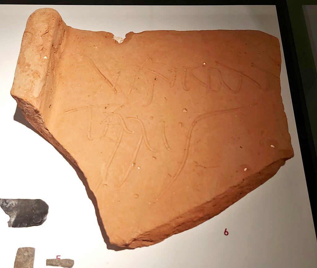 For #EpigraphyTuesday and #TilesOnTuesday a 2000 year old joke - a good one! A #Roman tegula (roof tile) with an inscription in Roman cursive:  VENTVRAM / TERRIS / VID(e) - Now that you see me, I've fallen to the ground.

From Vindobona/Vienna, on display at Römermuseum Vienna