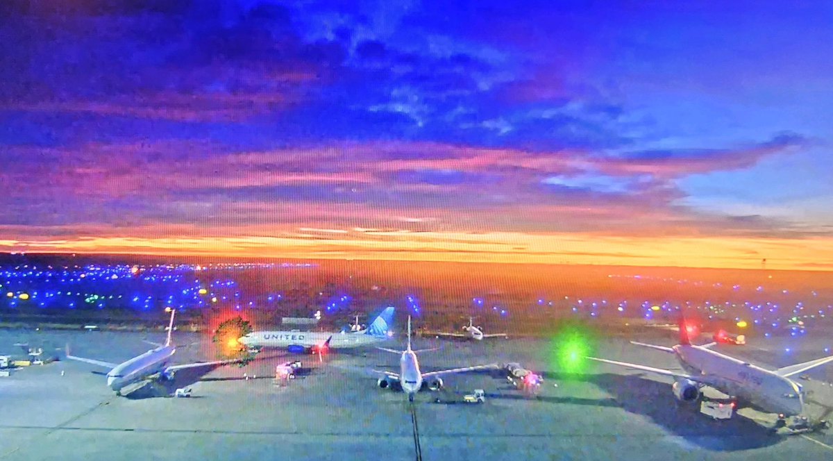 Good morning Denver! 🌅✈️🤩 Let’s get those holiday travel plans under way! 🦃 We are here and ready for you! 🤗💙 #beingUnited 📸 - Kaye R. @united #holidaytravel #Thanksgiving #thanksforchoosingUnited