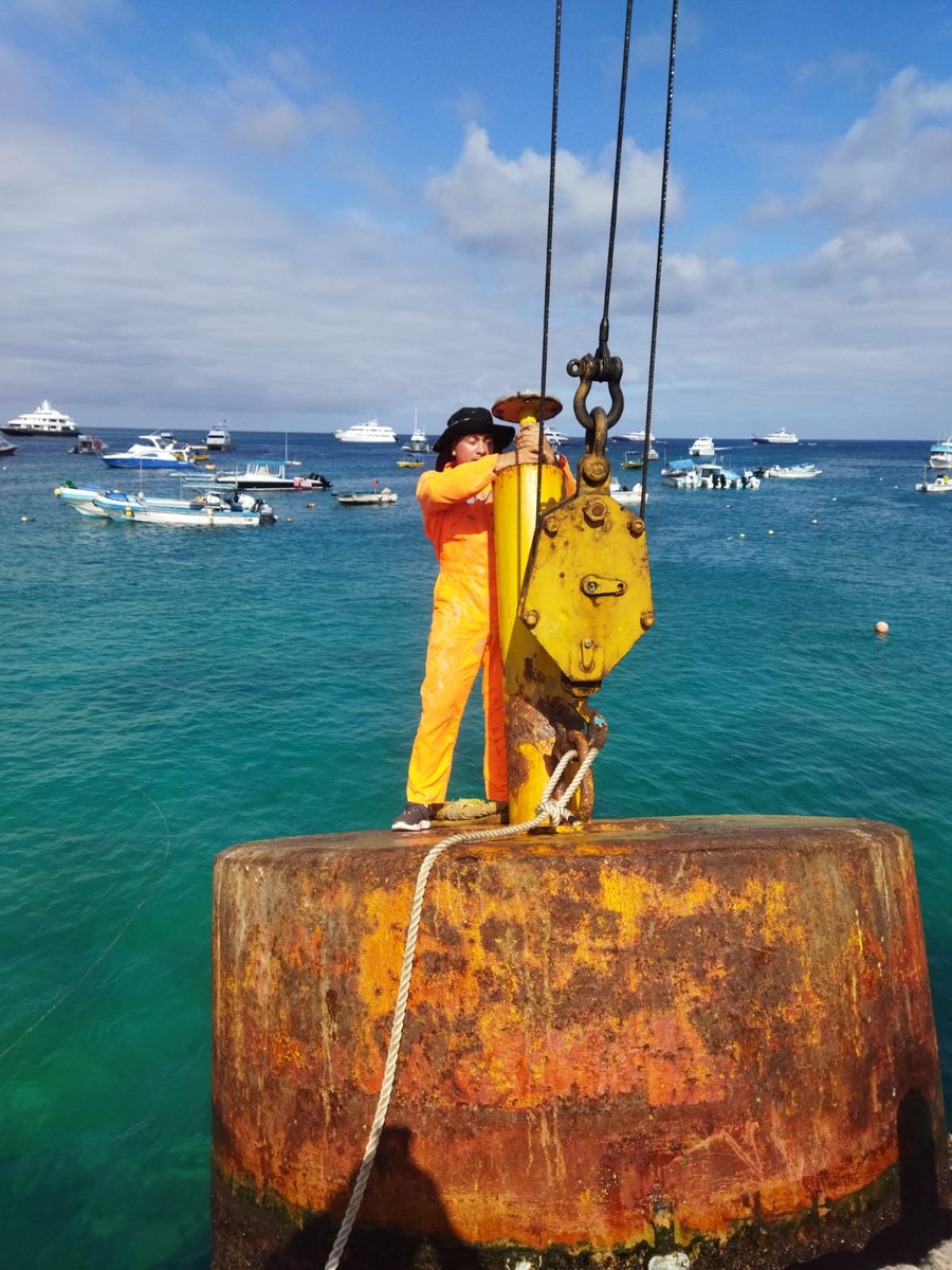 inocarec's tweet photo. Personal de ayudas a la navegación del #Inocar lleva a cabo mantenimiento del campo de boyas de #COGUAR en la isla San Cristóbal - #Galápagos. https://t.co/ubDne5s7eF