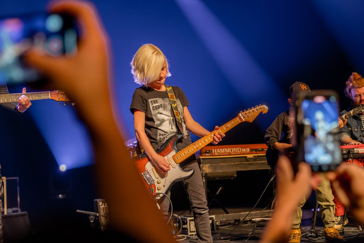 740 gasten genoten afgelopen zondag tijdens Emmen Rocks van jonge Emmense muzikanten, van clinics van professionele bekende muzikanten, van een Urban zone en van een optreden van de Emmense Hannah Mae. De middag werd afgesloten met een geweldige Open Session! 🎵