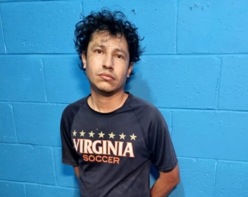 PNCSV's tweet photo. Mediante nuestra División de Investigaciones, capturamos a Arístides Santamaría Palacios, por el delito de pornografía infantil a través del uso de tecnologías de la información y comunicación. 

La captura tuvo lugar en Santa Tecla, La Libertad, donde se le incautó:
-1 celular
-1 computadora personal

Ante las pericias hechas, se comprobó que este sujeto posee material pornográfico infantil, cuyo delito es penado, debido a que atenta contra la integridad de las niñas, niños y jóvenes.

Todas aquellas personas que mediante dispositivos electrónicos almacenan, comparten o venden material pornográfico infantil les caerá todo el peso de la ley.