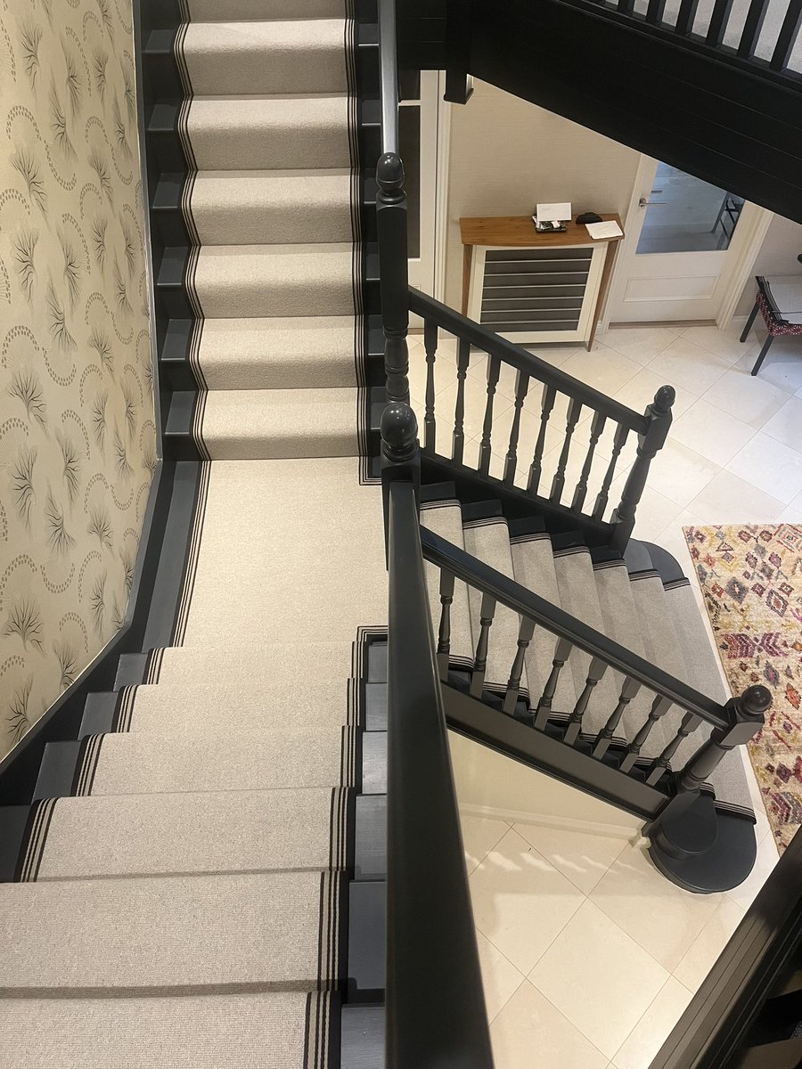 🏡 5 bedroom house complete in Cobham, Surrey with this amazing bespoke staircase. 🏡
Telenzo Carpets Centrepoint colour smoke throughout, all supplied &amp; fitted on Ulster Carpets Axfelt underlay.

Feature staircase painted in Farrow &amp; Ball colour Railings.

Attention to detail 👌🏻
