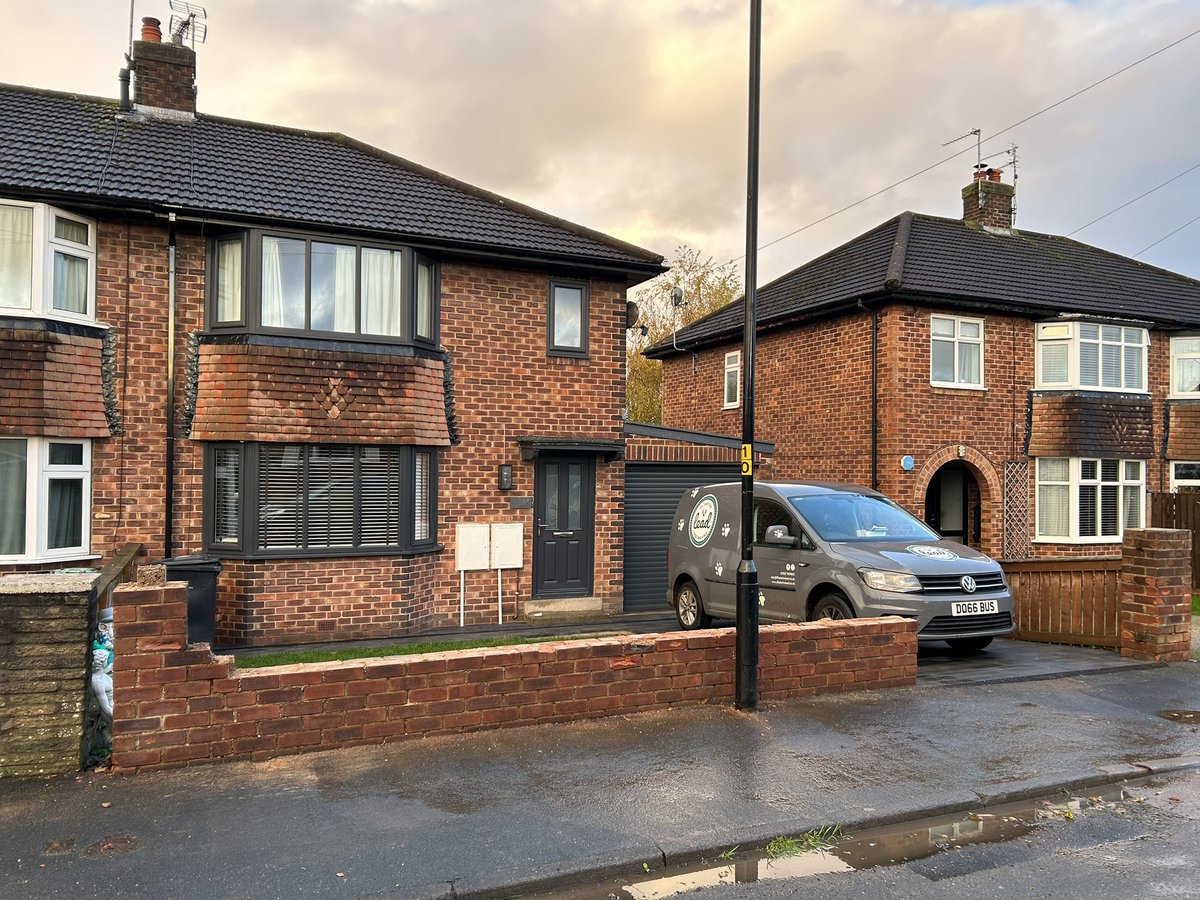 Riveting house front wall update. I have knocked the top 2 courses of bricks off (the worst most crumbly ones) and to be honest I think it’ll be fine to just do a few minor repair and repoint the whole lot…I could really do with avoiding paying to have the whole thing rebuilt 😅