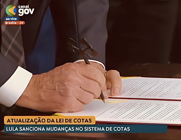 mariamarighella's tweet photo. Com a caneta de Xangô, símbolo da justiça, o presidente @LulaOficial sanciona a ampliação da Lei de Cotas.
A luta por democracia não tem hora para acabar!
#cotasabremportas https://t.co/wSsr8EbWpZ
