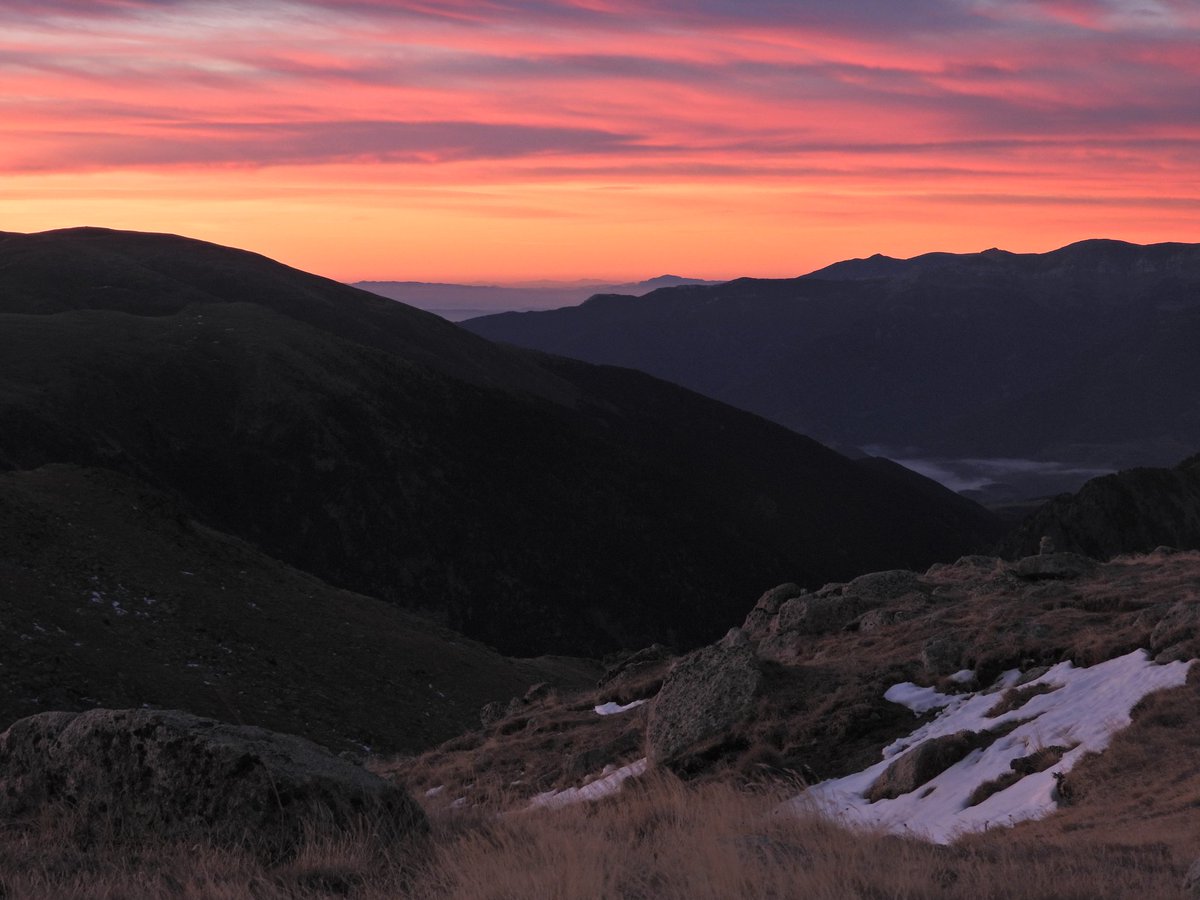 finestresdaire's tweet photo. Alguna vegada heu vist Mallorca reportada des d'Andorra? 
Així es veia a trenc d'alba, avui des del Montmalús (Grau Roig/Pessons). Aniré posant  +fotografies després que hagi pogut revisar les que hagin quedat menys mogudes o desenfocades o les trobi més adients pel reportatge. https://t.co/HyraNEjvN3