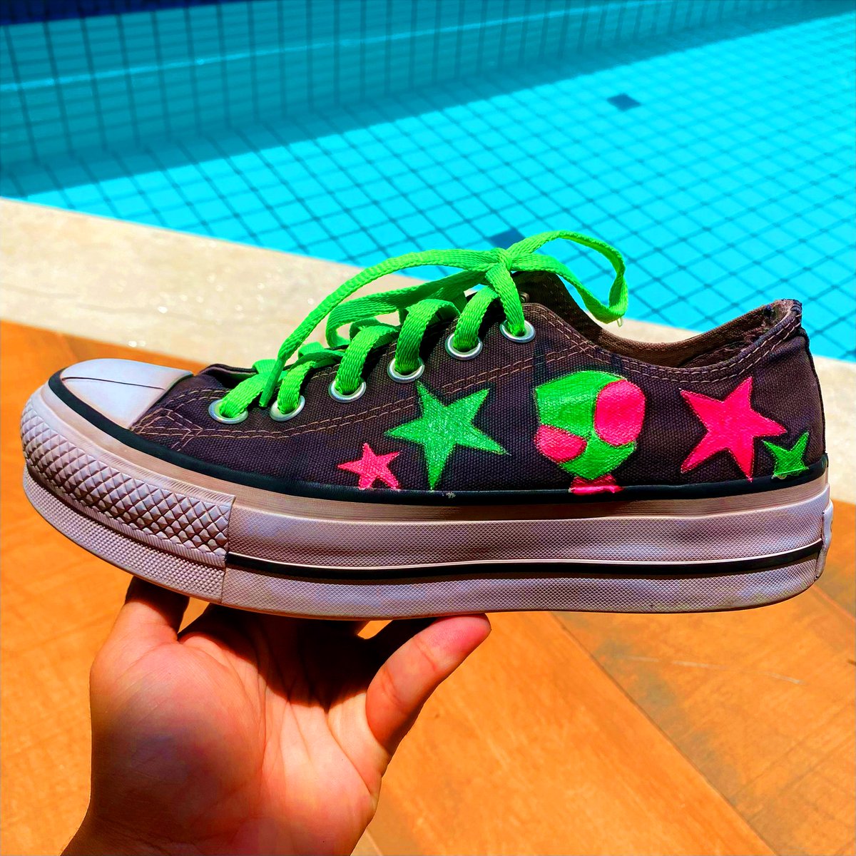 wutanimations's tweet image. i customized my converse for the first time and i think it looks pretty good :D