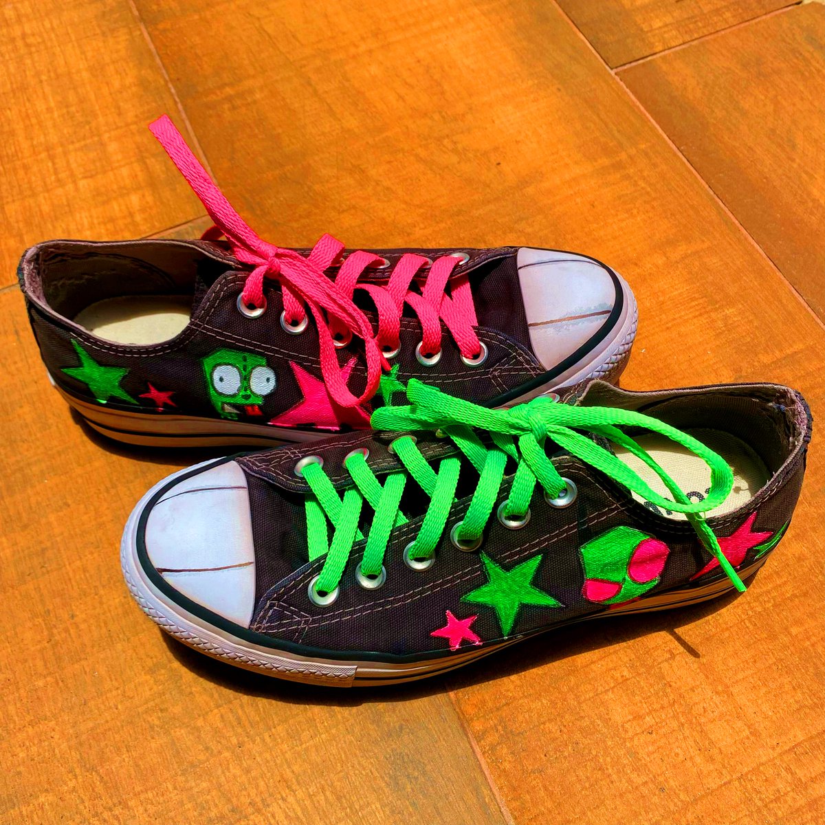 wutanimations's tweet image. i customized my converse for the first time and i think it looks pretty good :D
