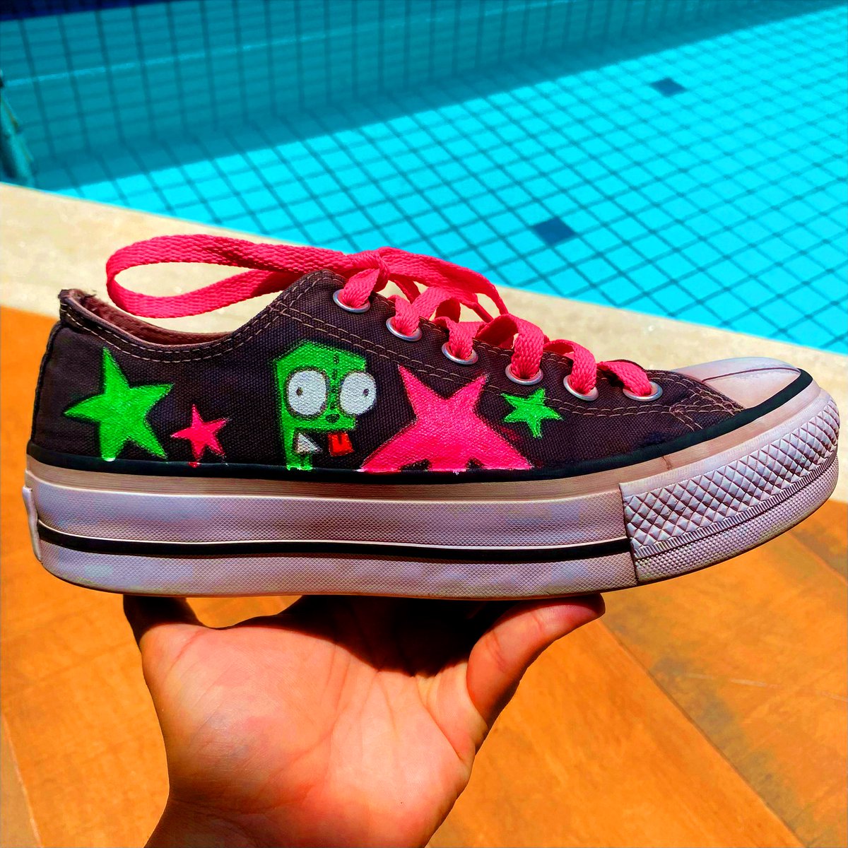 wutanimations's tweet image. i customized my converse for the first time and i think it looks pretty good :D