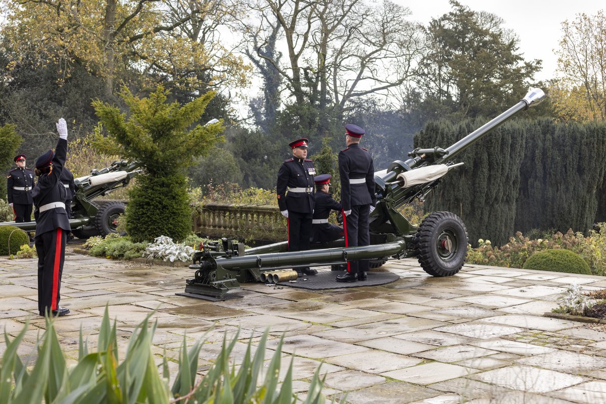 Today, gun salutes marked His Majesty King Charles III’s 75th birthday. Our troops fired their guns throughout locations across the UK 🇬🇧 Read more about the day's events ⬇️ army.mod.uk/news-and-event… #BritishArmy #KingCharlesIII #GunSalute